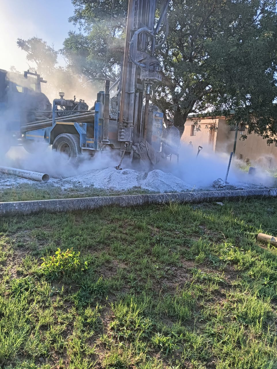 Pic 9 Contractors drilling a borehole_104344